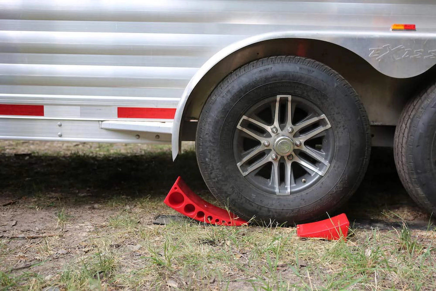 Andersen Hitches Camper Leveler (3604) | up to 30,000 lbs | Red | 1 per Pack